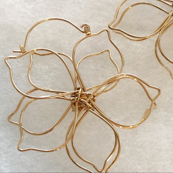 Gold Tone Wire Gardenia Flower Hoop Earrings with jewel - Picture 9 of 13